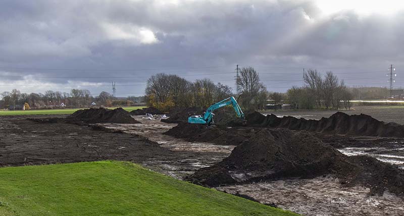 Kobelco SK220 excavator with semi-automatic functionality